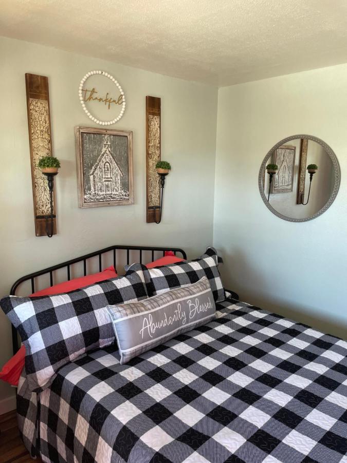 Millz Manor Hotel Fall River Mills Ngoại thất bức ảnh